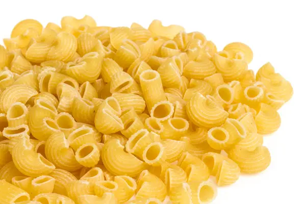 Итальянские макароны (макароны) на белом фоне — стоковое фото