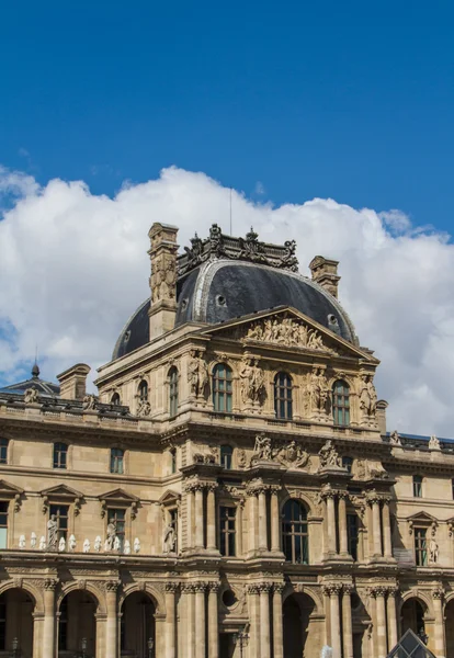 PARÍS - 7 DE JUNIO: Edificio del Louvre el 7 de junio de 2012 en el Museo del Louvre — Foto de Stock