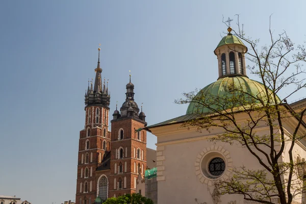 Церковь Святого Иакова на главной площади в Кракове, Польша — стоковое фото