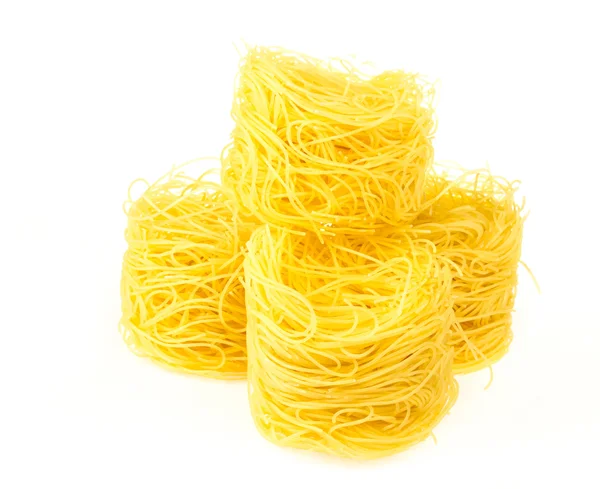 Een deel van de Italiaanse pasta tagliatelle geïsoleerd op wit — Stockfoto