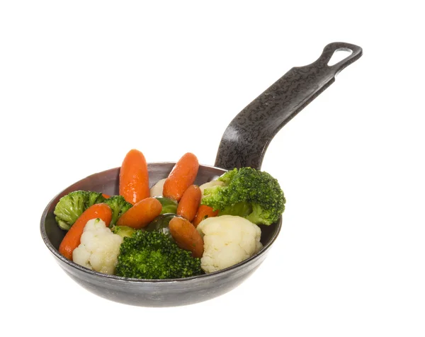 Légumes mélangés avec du germe frais dans une casserole — Photo