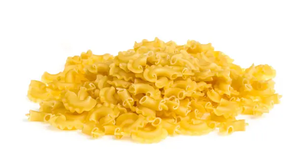 Pasta italiana (maccheroni) isolata su fondo bianco — Foto Stock