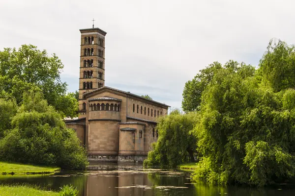 En kyrka i potsdam Tyskland på UNESCO: s världsarvslista — Stockfoto