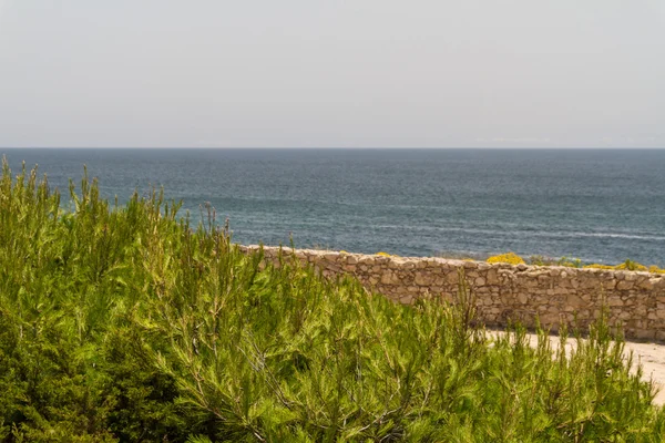 Strand aan de kust van de Atlantische Oceaan in stormachtige weer in de buurt van Lissabon, por — Stockfoto