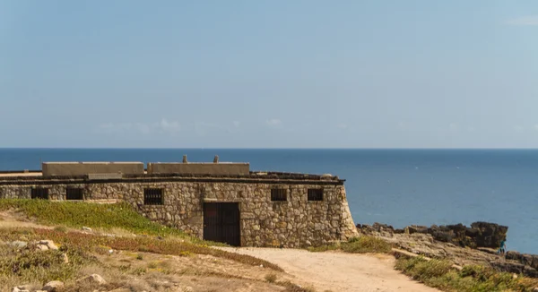 Strand aan de kust van de Atlantische Oceaan in stormachtig weer — Stockfoto