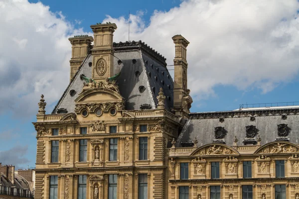 Παρίσι - 7 Ιουνίου: Λούβρο κτίριο στις 7 Ιουνίου 2012, στο Μουσείο του Λούβρου — Φωτογραφία Αρχείου