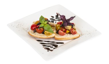 taze ekmek üzerinde sulu domates, pesto tepesi olarak