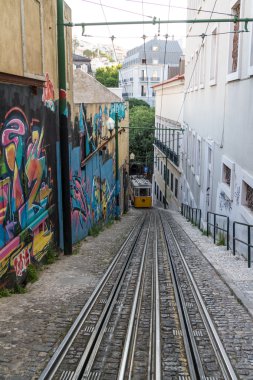 geleneksel kırmızı ve sarı tramvay