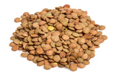 Beyaz arkaplanda izole edilmiş mercimek