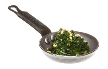 Kavrulmuş tavada haşlanmış ıspanak.