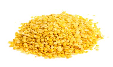 Beyaz arka plan üzerinde izole sarı mercimek. makro çekim