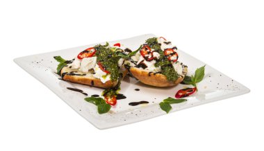 verse toast broodjes met kaas en basilic en pesto