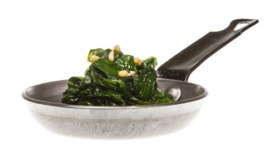 Kavrulmuş tavada haşlanmış ıspanak.