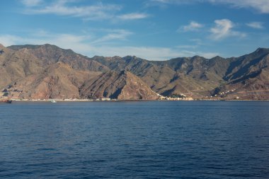 los gigantes olan kayalıklarla