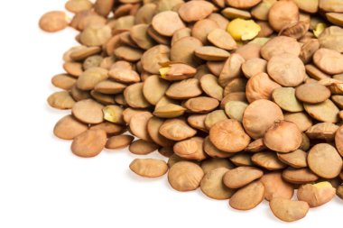 Beyaz arkaplanda izole edilmiş mercimek