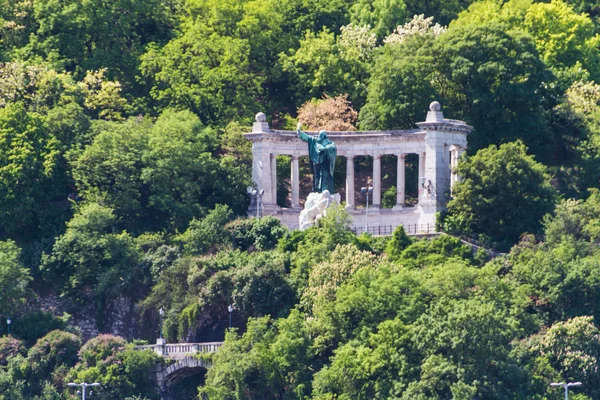 Gellert hill i budapest — Stockfoto