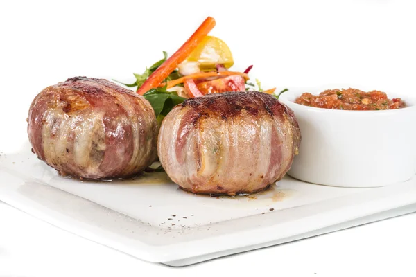 Gegrilltes Steak in Speckmantel, mit gegrilltem Gemüse, püriert — Stockfoto