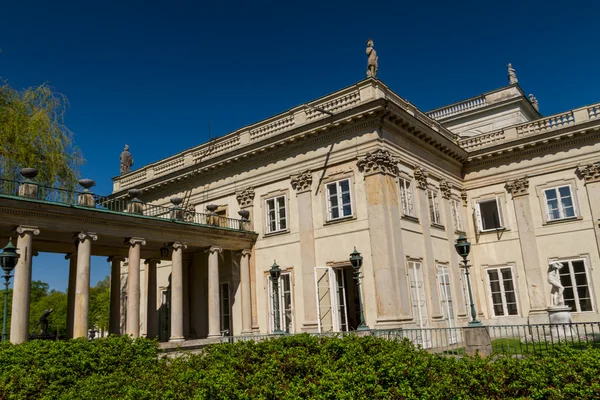 El palacio Lazienki en el Parque Lazienki, Varsovia. Lazienki Krolewskie . — Foto de Stock