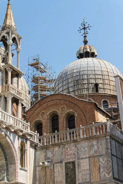 Saint işaretleri Bazilikası, katedral, kilise heykel mozaik ayrıntıları doge Sarayı Venedik İtalya — Stok fotoğraf