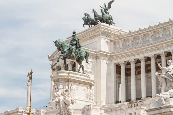 Monument équestre à Victor Emmanuel II près de Vittoriano le jour — Photo