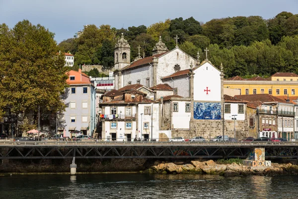Вид на город Порту на берегу реки — стоковое фото