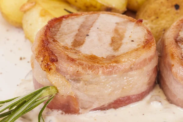 Filete a la parrilla envuelto en tocino, con verduras a la parrilla, puré —  Fotos de Stock