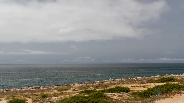 Strand aan de kust van de Atlantische Oceaan in stormachtige weer in de buurt van Lissabon, por — Stockfoto
