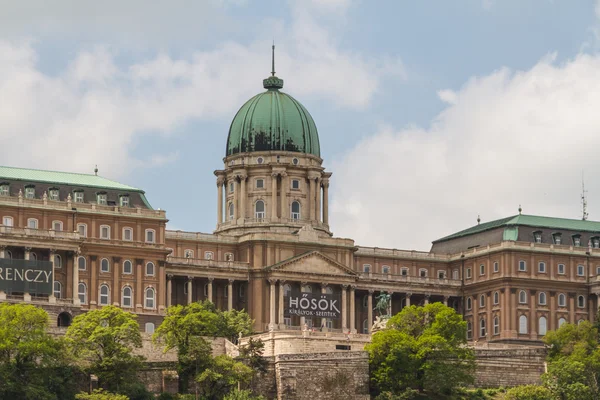 历史悠久的皇家宫殿在布达佩斯 — 图库照片