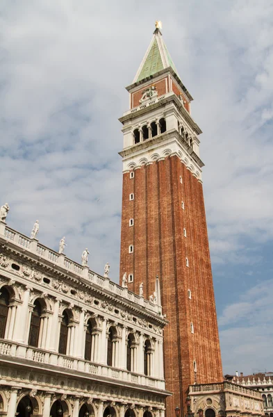 St. mark's campanile - campanile di san marco i italienska, bel — Stockfoto
