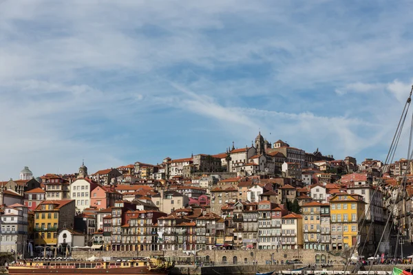 :Vue de la ville de Porto au bord de la rivière (quartier Ribeira) ) — Photo