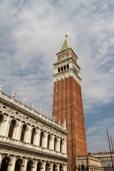 Campanile sv. Marka - campanile di san marco v italštině, zvonice baziliky svatého Marka v Benátkách, Itálie. — Stock fotografie