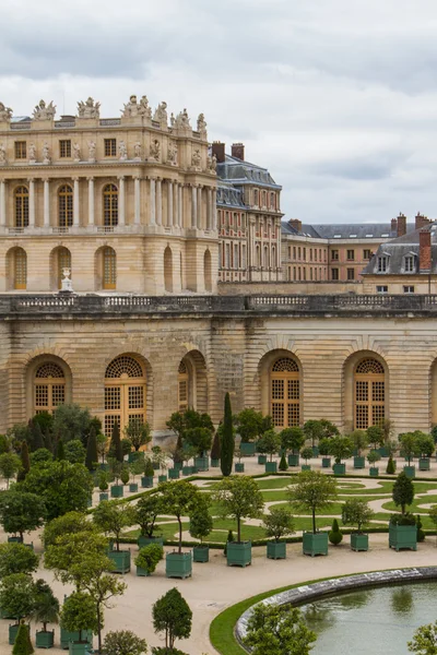 Château célèbre Versailles près de Paris, France avec de beaux jardins — Photo