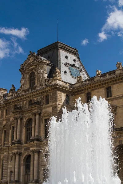 PARÍS - 7 DE JUNIO: Edificio del Louvre el 7 de junio de 2012 en el Museo del Louvre — Foto de Stock