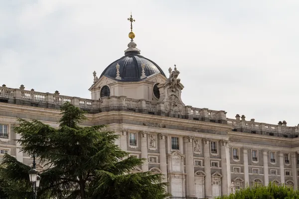 Βασιλικό παλάτι στο Μαδρίτη Ισπανία - αρχιτεκτονική φόντο — Φωτογραφία Αρχείου