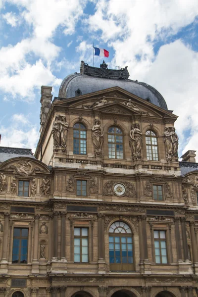 PARIS - JUNE 7: Louvre building on June 7, 2012 in Louvre Museum — Stock Photo, Image