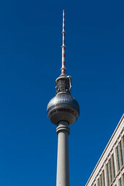 Wieża telewizyjna w dzielnicy berlin mitte — Zdjęcie stockowe