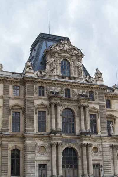 PARÍS - 7 DE JUNIO: Edificio del Louvre el 7 de junio de 2012 en el Museo del Louvre — Foto de Stock