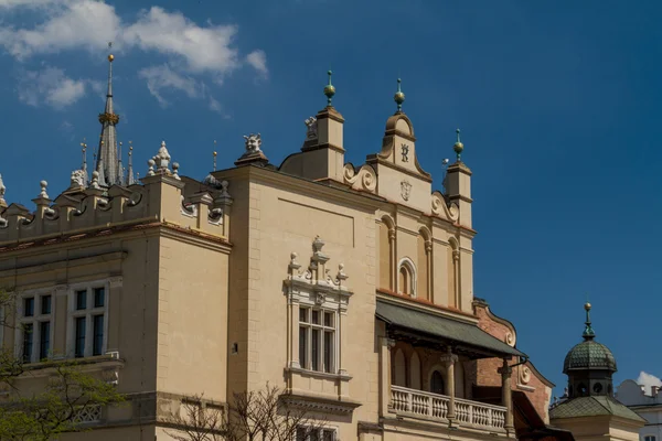 Edificio Sukiennice a Cracovia in strana prospettiva, Polonia — Foto Stock