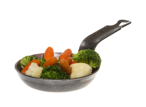 Gemischtes Gemüse mit frischen Sprossen in der Pfanne — Stockfoto