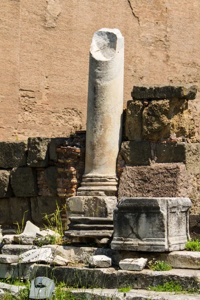 Ruínas romanas em roma, fórum — Fotografia de Stock