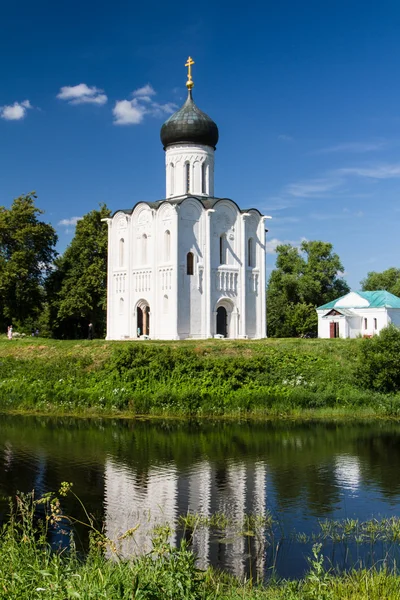 Kirche der Fürbitte am Fluss Nerl — Stockfoto