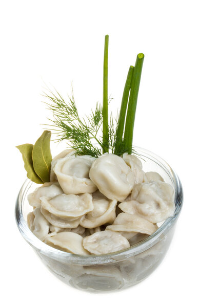 Чаша с традиционным русским блюдом - пельмени
