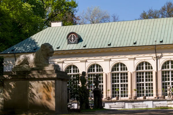 The Lazienki palace in Lazienki Park, Warsaw. Lazienki Krolewskie. — Stock Photo, Image