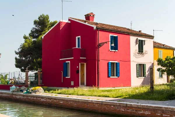 Ряд красочных домов на улице Бурано, Италия . — стоковое фото