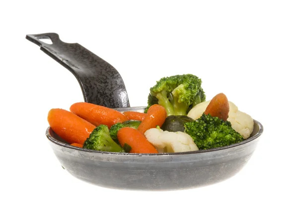 Gemengde groenten met verse spruit in pan — Stockfoto