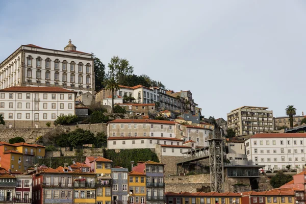 Vue de la ville de Porto au bord de la rivière (quartier Ribeira) et vin b — Photo