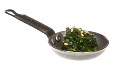 Kavrulmuş tavada haşlanmış ıspanak.