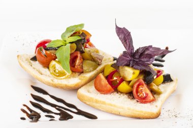 taze ekmek üzerinde sulu domates, pesto tepesi olarak