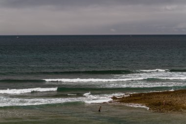 Dalgalar kayalara çarpıyor.