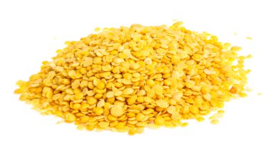 Beyaz arka plan üzerinde izole sarı mercimek. makro çekim